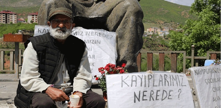 Babayla ölü oğulun hüzünlü buluşması