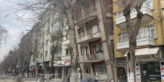 Ağır hasarlı binalara girişler yasaklandı! Böyle duyuruldu