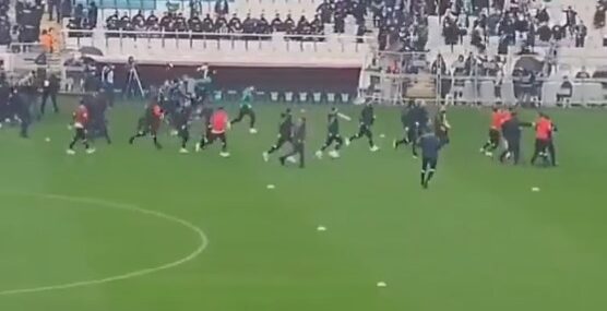 Amedsporlu futbolcular ısınma hareketleri yaparken saldırıya uğradı