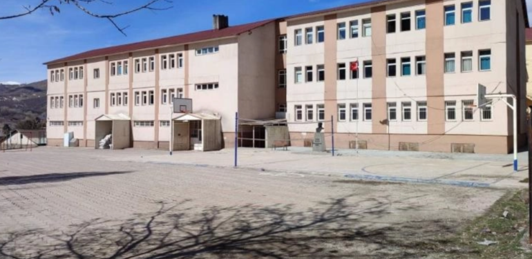 Pülümür’de riskli okul binalarında eğitim devam ediyor: Çocuklarımızı o binaya göndermek istemiyoruz