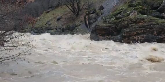 Munzur taştı: Ovacık-Dersim yolu trafiğe kapandı