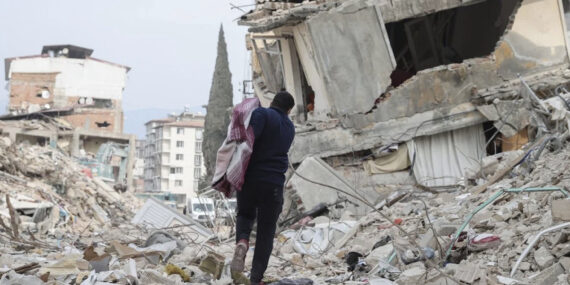 Afet bölgesindeki adli tıp uzmanlarından vahim açıklama! 5 bin kişi kimliksiz defnedildi