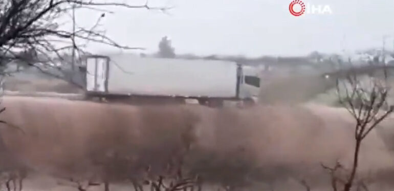 Şanlıurfa’da dereye düşen tır şoförle birlikte kayboldu