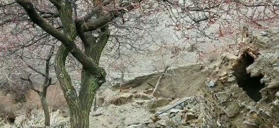Erzincan’da heyelan: Mezrada evler ve ahırlar yıkıldı