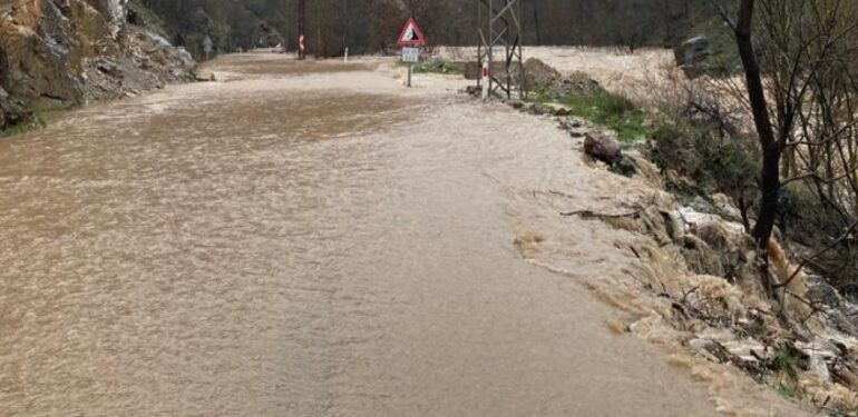 Munzur taştı, Dersim-Ovacık yolu trafiğe kapandı