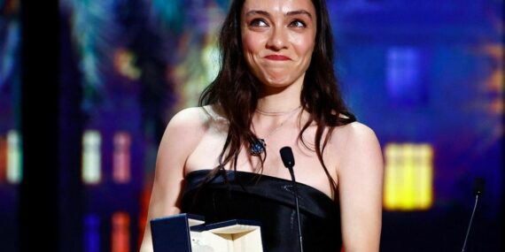 Cannes’da en iyi kadın oyuncu ödülünü alan Merve Dizdar, ödülünü Türkiye’deki tüm mücadeleci ruhlara armağan etti