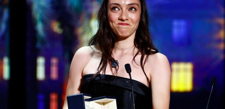 Cannes’da en iyi kadın oyuncu ödülünü alan Merve Dizdar, ödülünü Türkiye’deki tüm mücadeleci ruhlara armağan etti