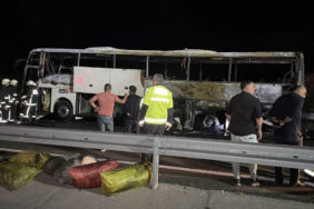 Elazığ'da seyir halindeki bir yolcu otobüsü tamamen yandı