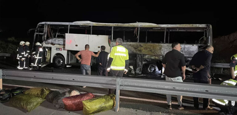 Elazığ’da seyir halindeki bir yolcu otobüsü tamamen yandı