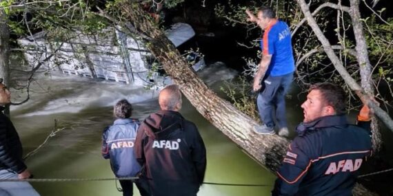 Munzur Çayı’na düşen kamyondaki 2 kişi kurtarıldı