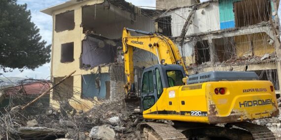 Depremde hasar alan belediye binası yıkıldı