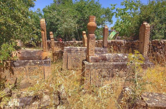 Resim-8 Orjinal mezarlardan örnekler