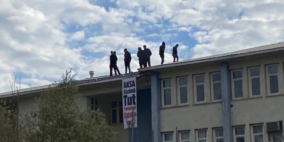 FEDAŞ işçileri Fırat Elektrik Tunceli İl Müdürlüğü’nün çatısına çıktı