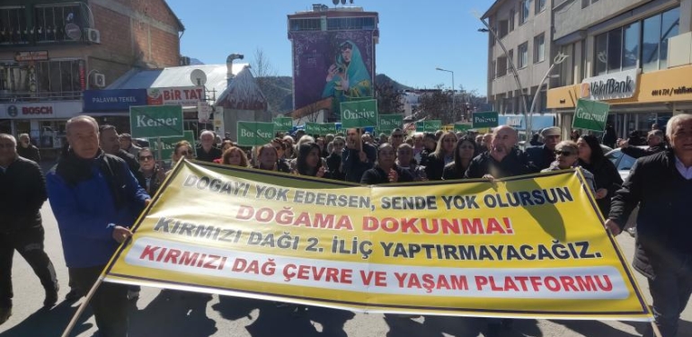 Dersim’de katı atık tesisine karşı çıkan yüzlerce köylü belediyeye yürüdü