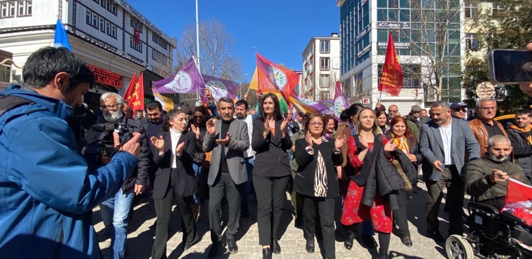 Dersim’de miting gibi seçim bürosu açılışı yapıldı… Cevdet Konak: Alevi kent hafızasını açığa çıkarmak istiyoruz