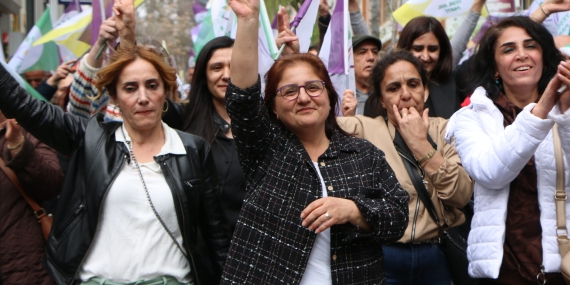 Ayten Kordu sordu: Dersim’de 3 bin 500 hasarlı yapı olmasına rağmen, neden bin 222 konteyner hazırlanıyor?