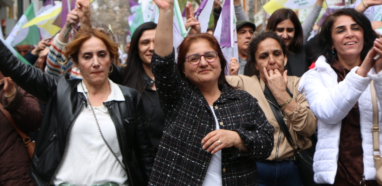 Ayten Kordu sordu: Dersim’de 3 bin 500 hasarlı yapı olmasına rağmen, neden bin 222 konteyner hazırlanıyor?