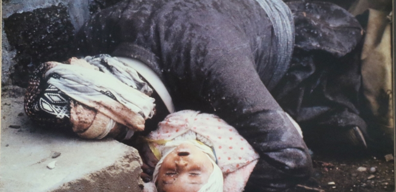 O fotoğrafı çeken gazetecinin kaleminden 36 yıl önce Halepçe: Çocuklar oynarken yakalandılar zehirli ölüme