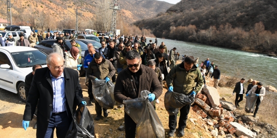 Dersim’de Munzur Vadisi temizlik kampanyası: Yüzlerce kişi çöp topladı