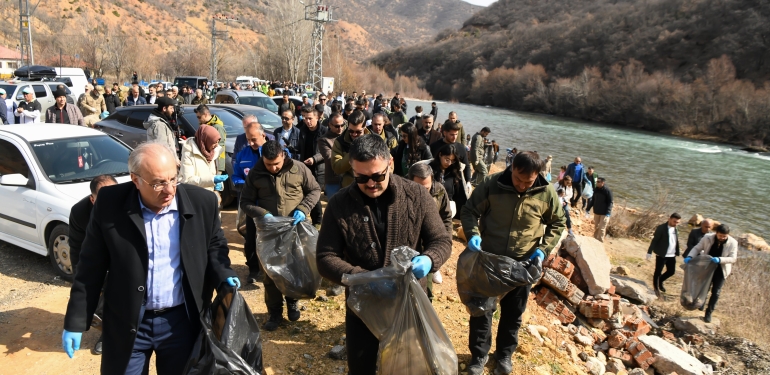 Dersim’de Munzur Vadisi temizlik kampanyası: Yüzlerce kişi çöp topladı