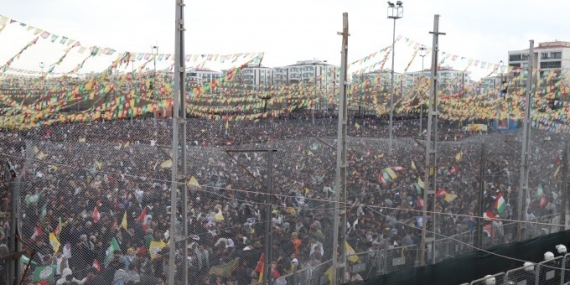 Diyarbakır’da milyonların katılımıyla Newroz ateşi yakıldı