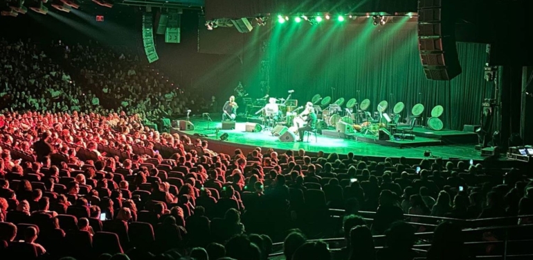 Metin-Kemal Kahraman kardeşler 30. yıl konserlerinde Figen Yüksekdağ ve Selahattin Demirtaş için iki şarkı söyledi