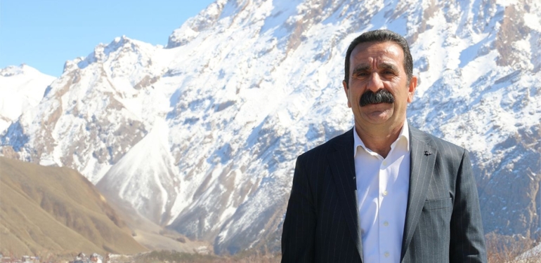 Kayyım dönemi başladı: Hakkari Belediye Başkanı Akış gözaltına alınarak görevden uzaklaştırıldı