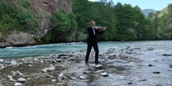 Munzur Nehri’nde keman resitali