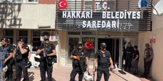 DEM Parti, Hakkari’deki kayyım kararına karşı bütün belediyeler önünde nöbet eylemi başlatıyor