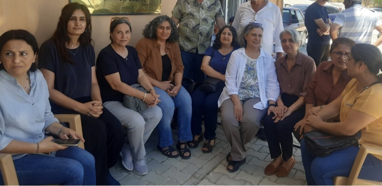 Gültan Kışanak, tutukluyken kaybettiği yakınları için köyünde lokma dağıttı