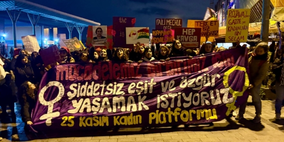 Kadınlar ‘Jin Jiyan Azadi’ sloganıyla ülkenin dört bir yanında sokaklarda