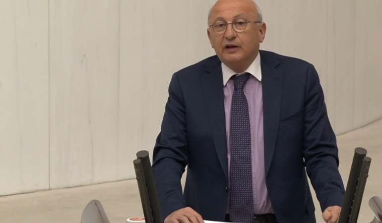 CHP’li Çakırözer, Metris Cezaevi’nde ziyaret ettiği öğrencilerin mesajlarını paylaştı