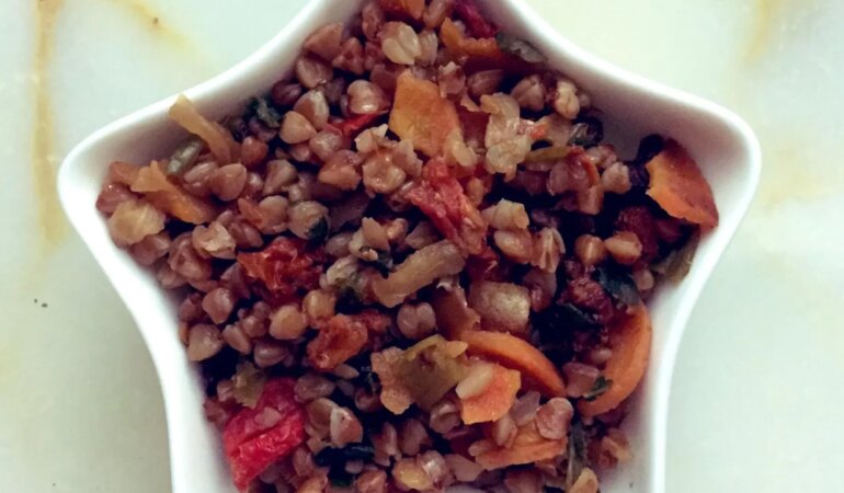 Sebzeli karabuğday pilavı nasıl yapılır?