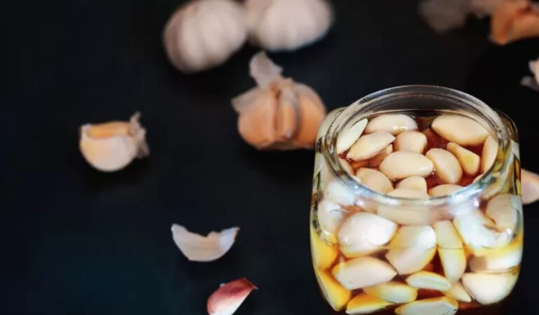 Aç Karnına Sarımsak Yutmanın Sağlığa Faydaları ve Zararları