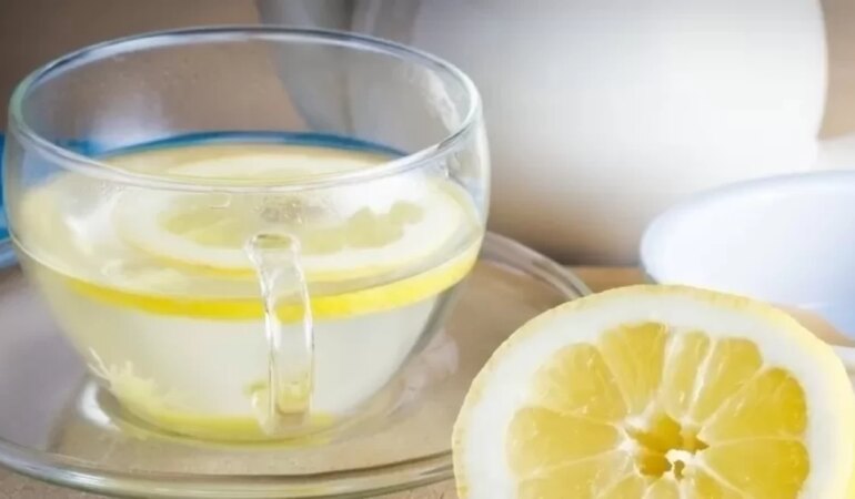 Sabahları aç karnına ılık limonlu su içmenin faydası var mı?