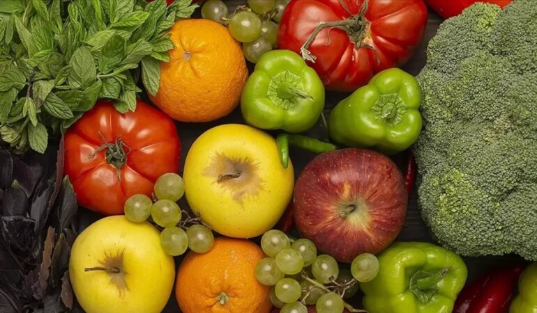 Düşük kalorili, yüksek besin değerli taze sebzeler ve meyveler