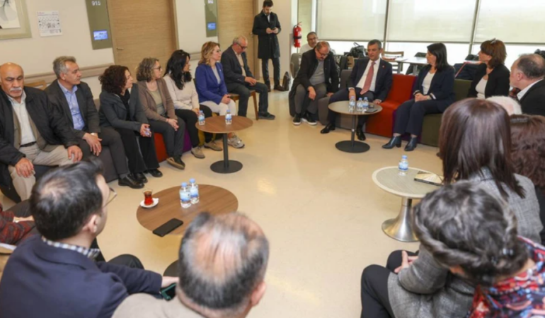 Özgür Özel, Sırrı Süreyya Önder’i Hastanede Ziyaret Etti