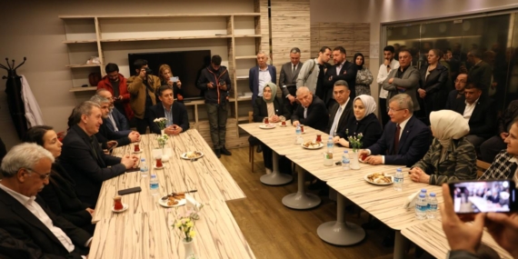 Sırrı Süreyya Önder’in tedavisi sürüyor: Siyasi partilerden yoğun ziyaret trafiği