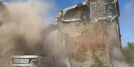 Fatih’te metruk bina depremde kısmen çöktü