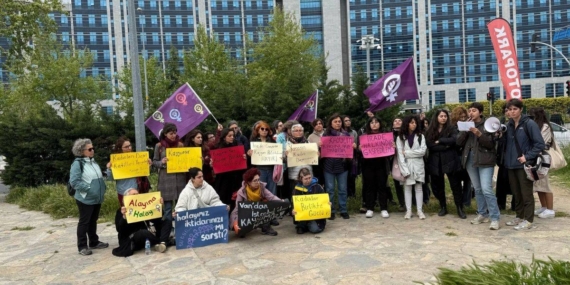 Kadınlar çekmedikleri halaydan yargılandı