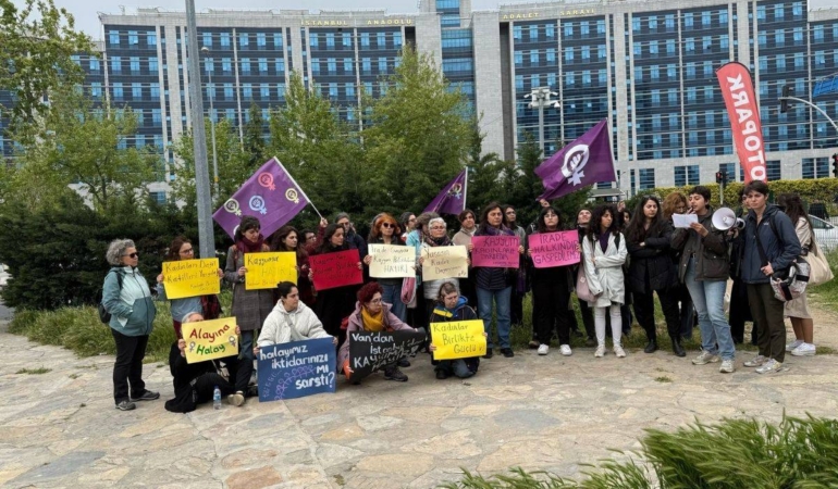 Kadınlar çekmedikleri halaydan yargılandı