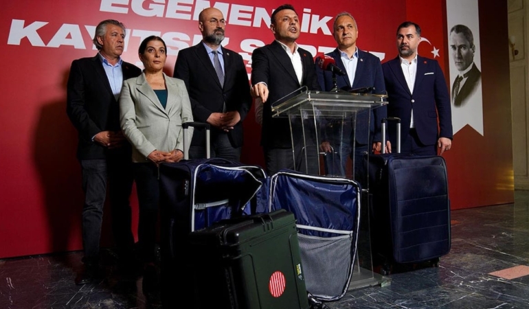 Özgür Çelik o bavulları tek tek açtı! Yandaş medya para dolu demişti