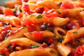 1301-aci-severlere-ozel-penne-arrabbiata-soslu-makarna-tarifi.jpg