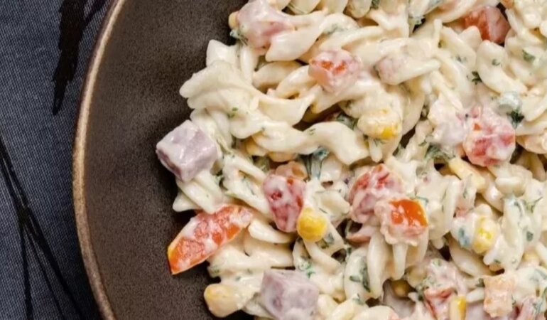 Turşu suyuyla makarna salatası