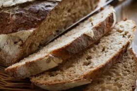 2498-eksi-mayali-ekmek-kac-kalori-diyette-yenir-mi.jpg
