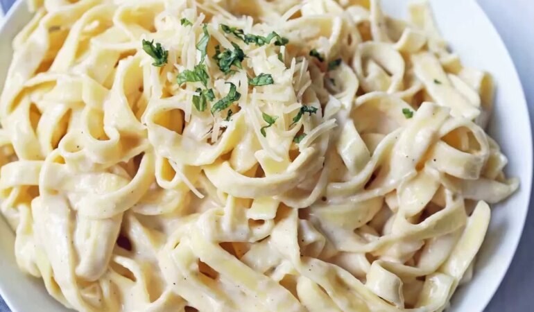 İtalyan mutfağının vazgeçilmezi kremalı makarna tarifi