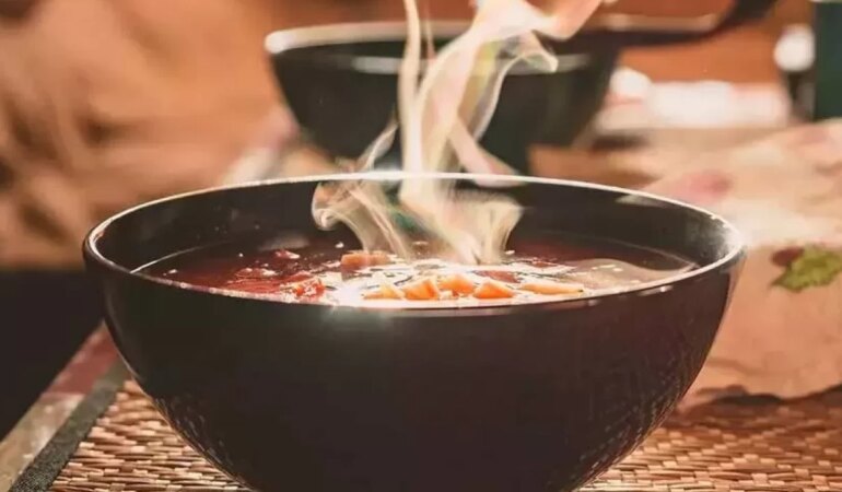 Sıcak yemekleri buzdolabına koymanın 4 tehlikesi