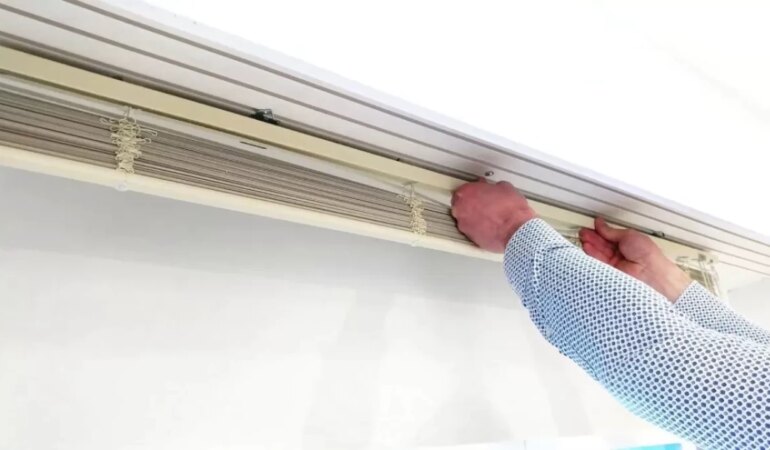 Sararan kornişleri temizlemek için