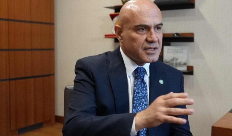 Milletvekilleri de vize kuyruğunda bekliyor