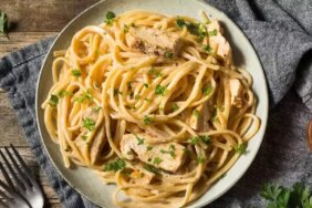 9323-kremali-lezzetin-italyan-hali-evde-fettuccine-alfredo-yapimi.jpg
